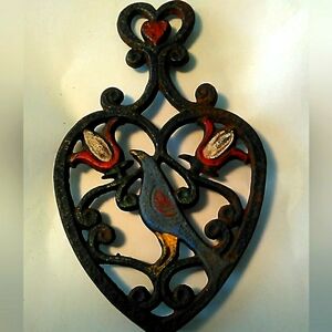 VINTAGE 1950S TRIVET POT HOLDER CAST IRON W/ BIRD & FLOWERS 8 X 5 (READ SCRIPT)
